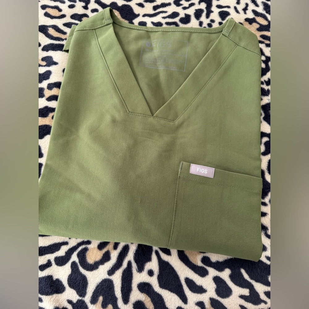 New, never worn Mens Figs Chisec M Dark Olive Scrub Top $15.